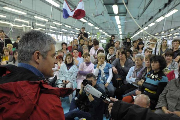 Laurent Wauquiez, maire du Puy-en-Velay, devant les salariés de Lejaby - DR