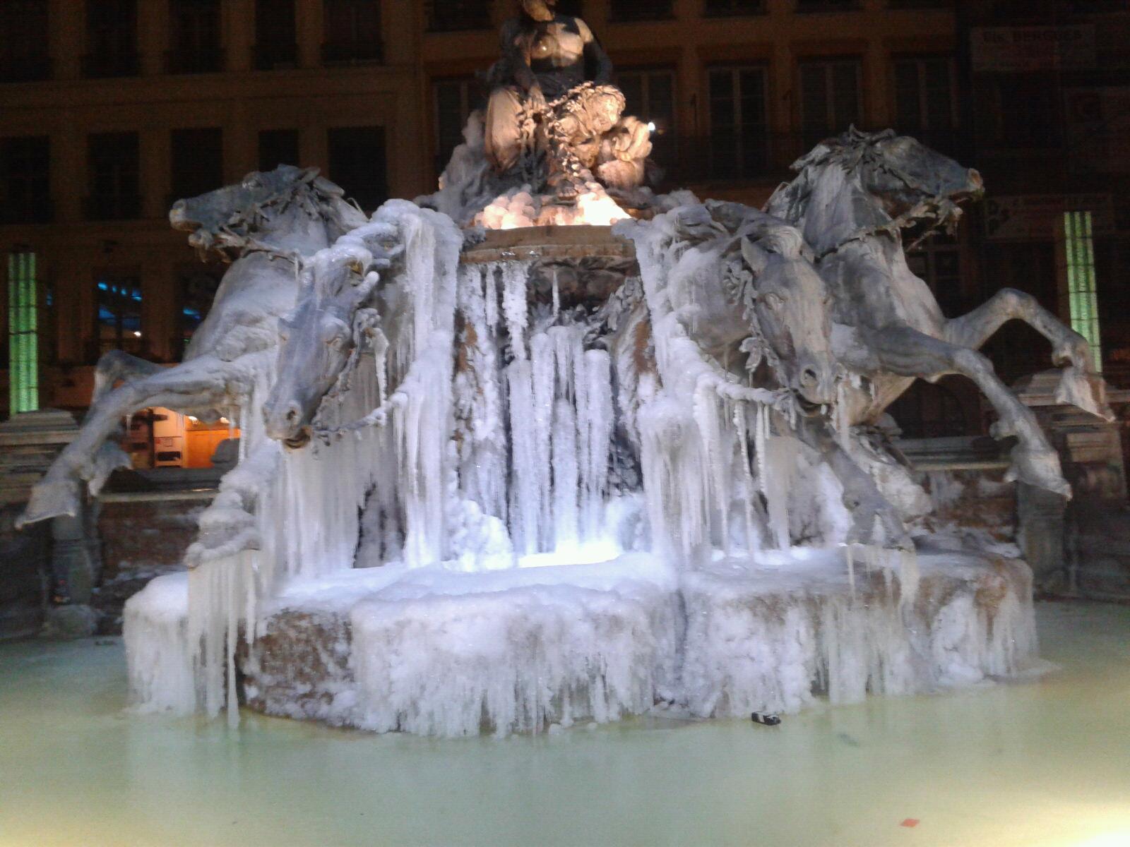 La plus célèbre fontaine de Lyon est prisonnière des glaces - Photo LyonMag