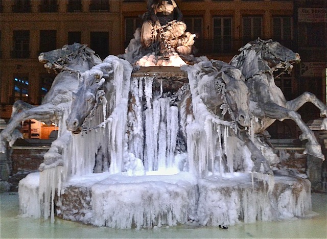 Les chevaux de la fontaine Bartholdi saisis par les glaces - LyonMag