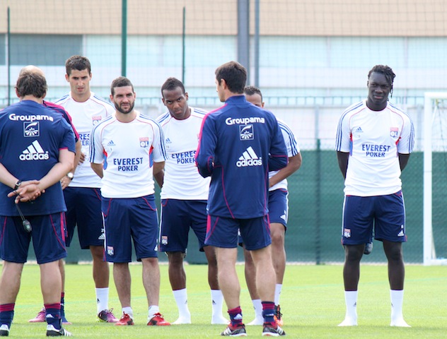Rémi Garde (de dos), privé de Cris et peut-être de Briand, va devoir faire tourner - LyonMag