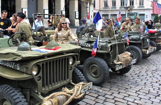 La place de la Comédie samedi matin a laissé place aux Jeeps d'époque pour célébrer le 67ème anniversaire de libération de Lyon - LyonMag