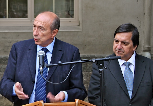 Gérard Collomb et son adjoint à la Petite enfance Yves Fournel pour l'inauguration du self de l'école Philibert Delorme lundi. Il est un des onze nouveaux selfs construits par la Ville en 2011 - LyonMag