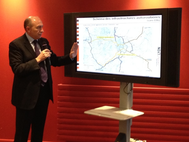 Gérard Collomb devant le plan des autoroutes de la région lyonnaise - Photo Lyonmag.com