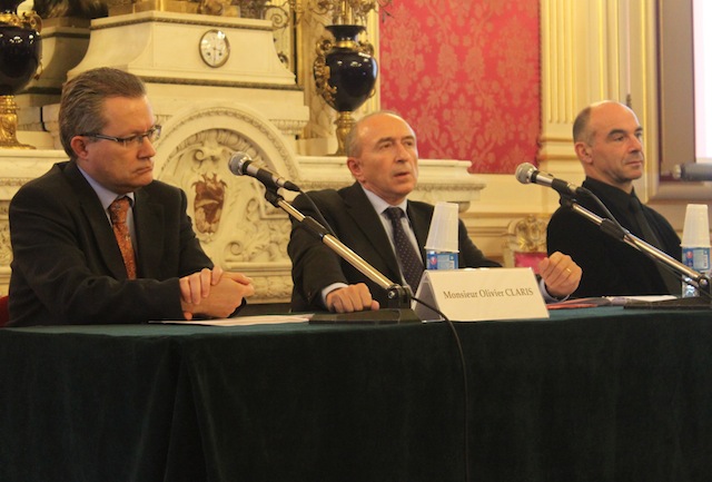 De g. à d. : le Pr Claris, président de la communauté médicale des HCL, Gérard Collomb et François Mion, coordinateur de la communauté médicale de HEH