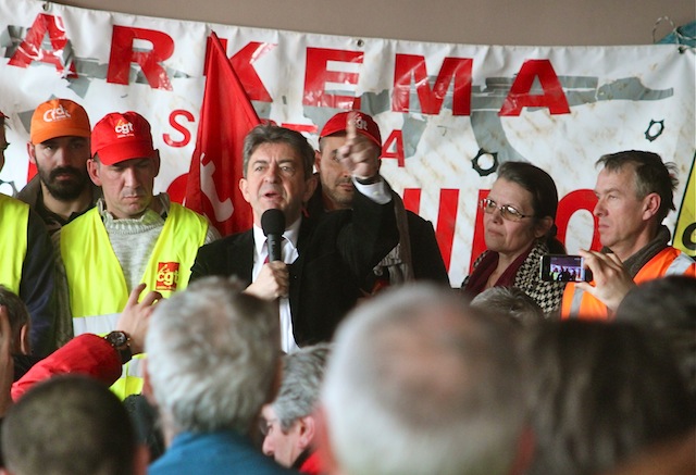 Jean-Luc Mélenchon au milieu des salariés d'Arkéma mardi à Saint-Fons - LyonMag