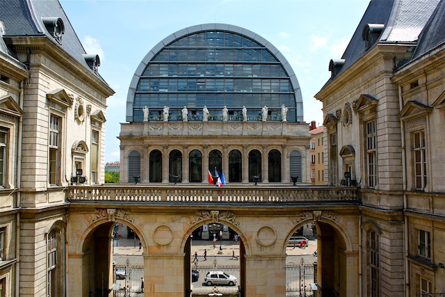 L'Opéra de Lyon, vu depuis la cour de l'Hôtel de Ville - LyonMag