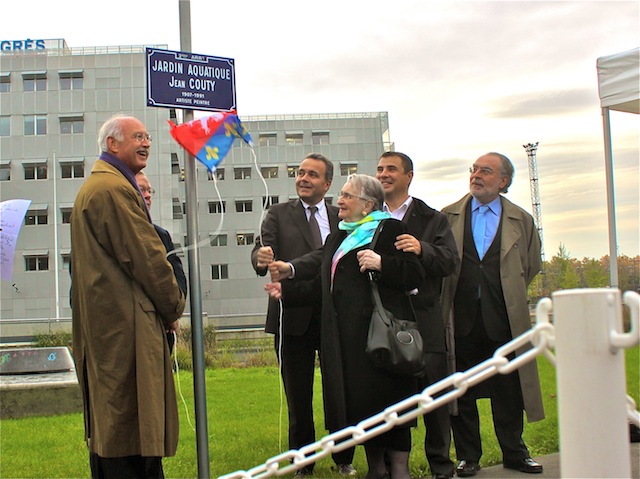 De g. à d. : Jean-Louis Touraine, Denis Broliquier, Simone Couty, Charles Couty et Edouard Couty dévoiel la plaque du nouveau jardin aquatique Jean Couty à la Confluence (2e) - LyonMag