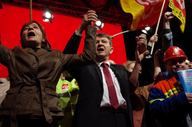 Mélenchon entouré d'ouvriers d'Arkéma lors de l'Internationale - Photo LyonMag