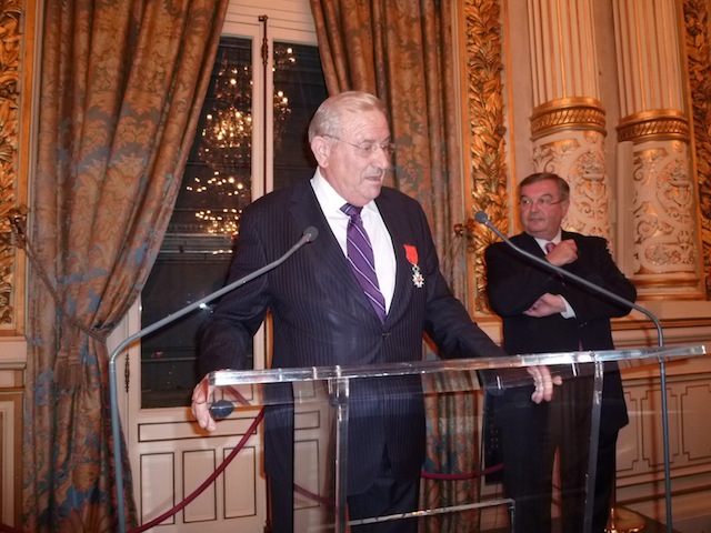 Au premier plan, le nouveau récipiendaire de la Légion d'Honneur, Michel Forissier. Au second plan, le président du Conseil général du Rhône Michel Mercier - LyonMag 