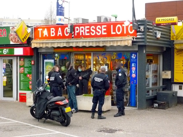 Les policiers vendredi devant le tabac-presse braqué dans la matinée - LyonMag