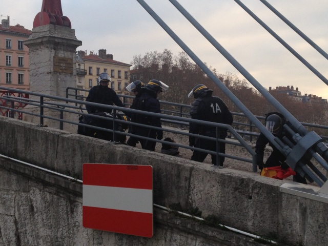 Une des interpellations, passerelle Saint-Georges (Photo LyonMag.com)