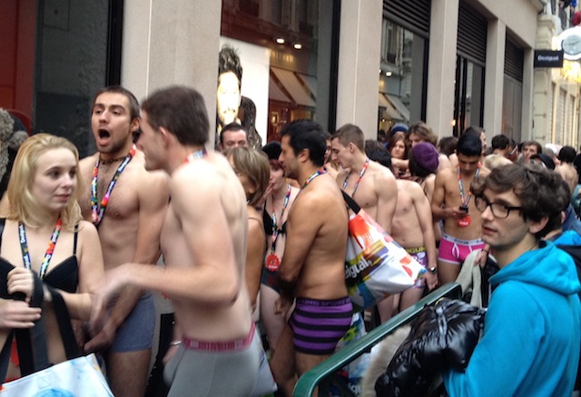 La queue dès potron-minet devant la boutique Desigual de la rue de la Ré' à Lyon - Radio Espace