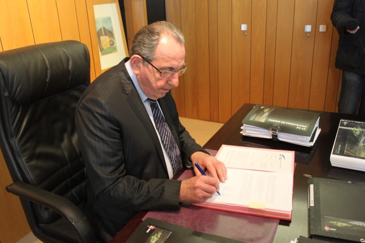 Pierre Crédoz, le maire de Décines, signant vendredi matin le permis de construire du Stade des Lumières de l'OL - LyonMag