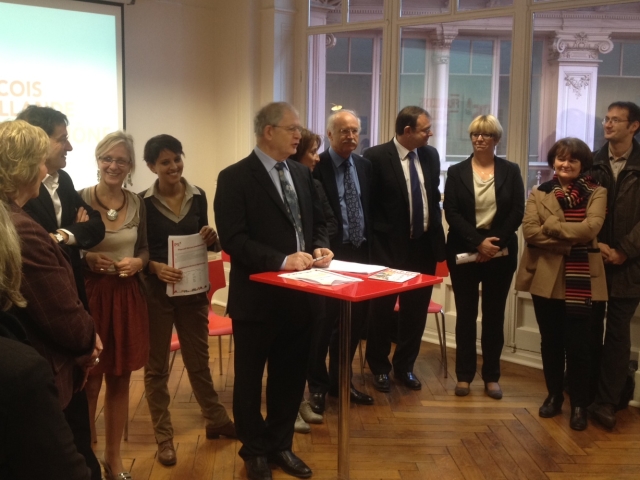 Autour de Jacky Darne, l'équipe de campagne de François Hollande dans le Rhône, avec Najat Vallaud-Belkacem et Jean-Louis Touraine - Photo Lyonmag.com