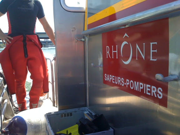 Les plongeurs inspectaient samedi soir l'épave du bateau - LyonMag
