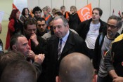 Pierre Crédoz, vice-président du Grand Lyon délégué aux ressources humaines, interpellé jeudi dans les locaux du Grand Lyon par les grévistes - LyonMag