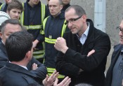 Jean-Michel Eynaud, un voisin du site, s'explique avec Manuel Valls - Photo LyonMag.com