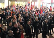 Les éboueurs et d'autres agents du Grand Lyon grévistes heudi matin dans le hall du Grand Lyon - LyonMag