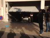 La voiture de la victime présumée sortant du commissariat jeudi soir - LyonMag