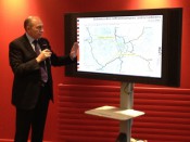 Gérard Collomb devant le plan des autoroutes de la région lyonnaise - Photo Lyonmag.com