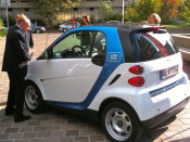Le maire de Lyon Gérard Collomb et une des voitures Car2Go - Photo Lyonmag.com