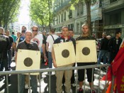 Les convoyeurs de fonds, cibles autour du cou, ce matin devant la préfecture - Photo Lyonmag.com