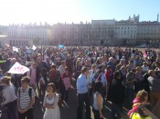 Les opposants dimanche soir sur la place Bellecour - LyonMag.com