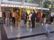 Une vingtaine de personnes se sont rassemblées dans le calme devant le tribunal - Photo LyonMag