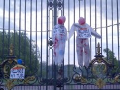 Ces mannequins ont été accrochés dans différents lieux de Lyon - photo DR