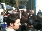 Les salariés bloquant l'entrée et la sortie des camions sur le site de la coopérative laitière Valcrest mercredi matin - LyonMag