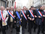 Au centre, le maire de Caluire Philippe Cochet, opposant au projet de loi - LyonMag.com
