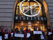 Les manifestants devant le Virgin Megastore du 2e arrondissement - Photo LyonMag