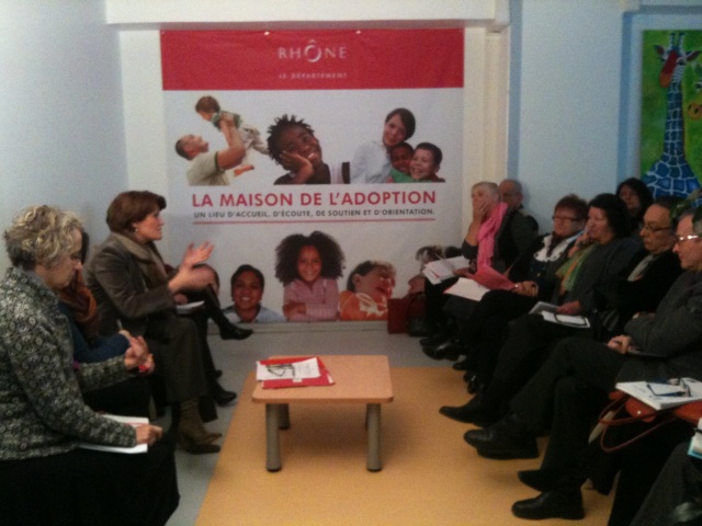 La secrétaire d'Etat chargée de la Famille ( à gauche) a pu débattre avec les associations en relation avec l'adoption - LyonMag