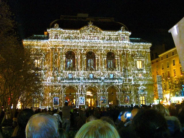 Les Lyonnais bien présents au coup d’envoi de la Fête des Lumières 2010