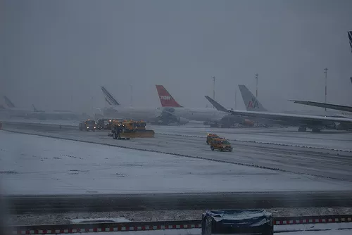  Neige à l'aéroport Lyon Saint-Exupéry : Un millier de passagers passent la nuit sur place, les pistes doivent réouvrir à 11h dimanche