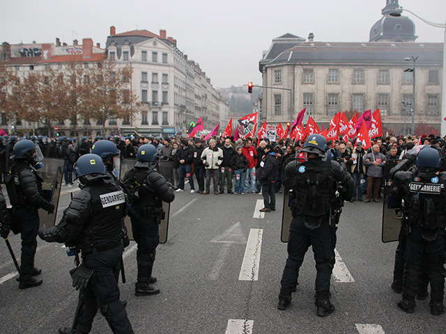 Lyon : incidents et ambiance &eacute;lectrique lors de la manifestation contre le FN - VIDEO