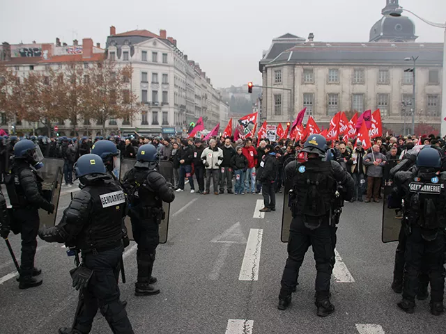 Lyon : incidents et ambiance électrique lors de la manifestation contre le FN - VIDEO