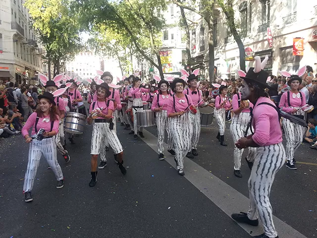 Biennale de la Danse : 300 000 personnes assistent au défilé à Lyon