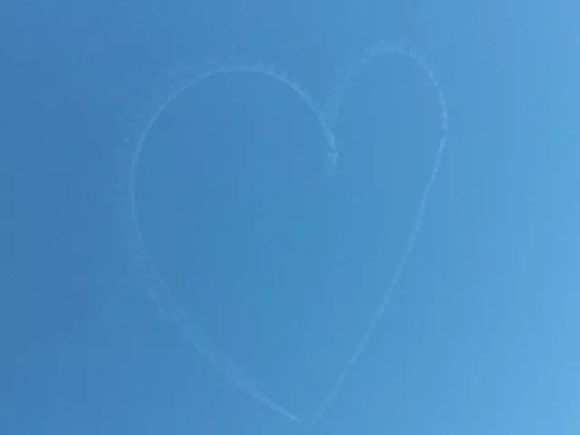 Un coeur dessiné dans le ciel : l'amour veille sur Lyon