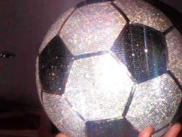 Karim Benzema s'offre un ballon en diamants à 250 000 dollars