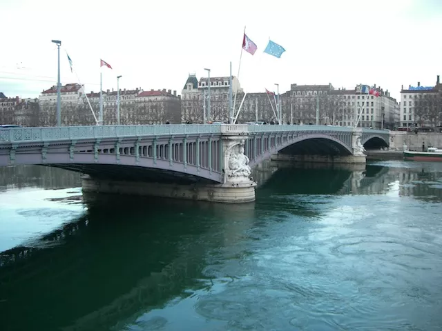 Une opération d'extraction d'une bombe de la deuxième guerre mondiale a lieu vendredi matin à Lyon