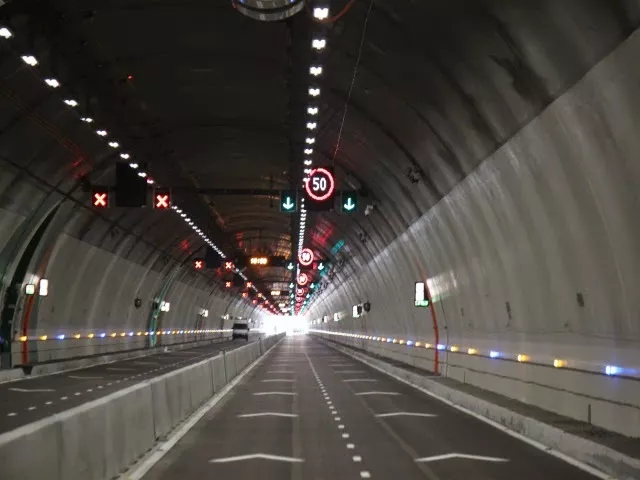 Tunnel de la Croix-Rousse : la peinture déjà dans un sale état