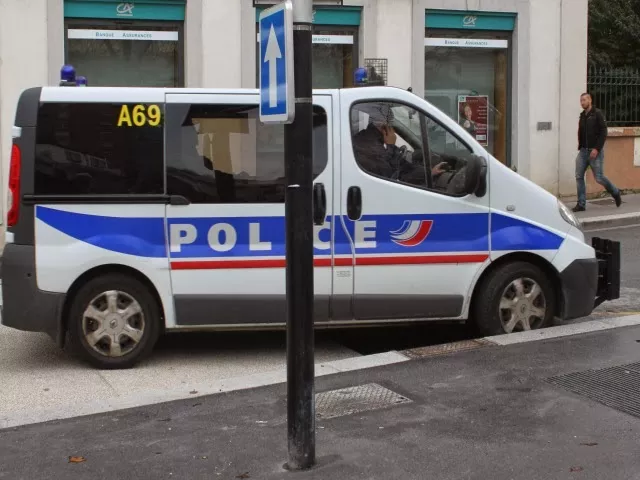 Lyon : il frappe des policiers après un accident de la circulation