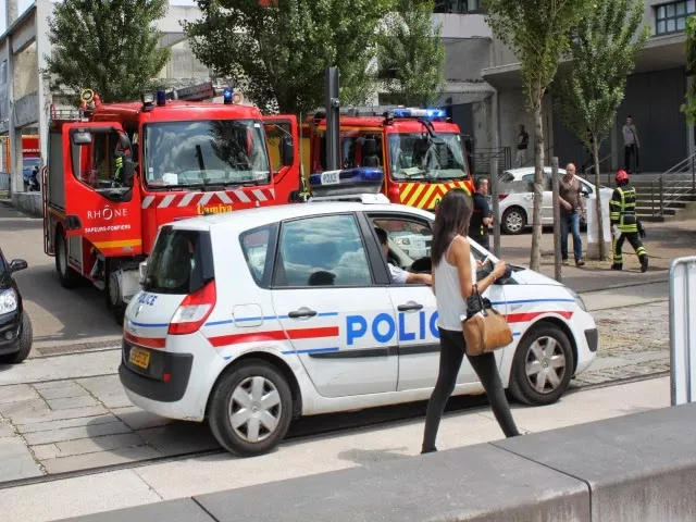 Des jeunes volent des casques aux pompiers de la fan-zone de Lyon