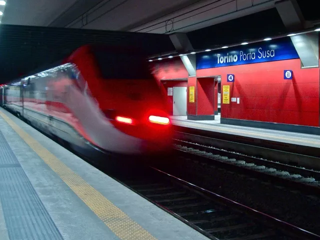 Un camion transportant une partie du tunnelier du Lyon-Turin se renverse
