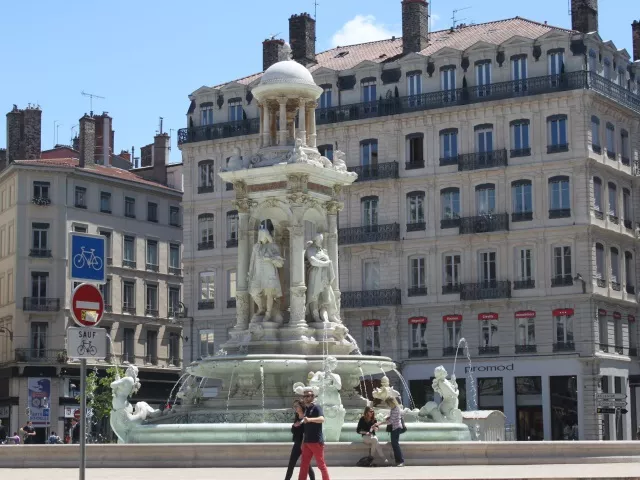 Lyon : un Irlandais interpellé alors qu'il faisait de l’escalade sur la fontaine des Jacobins