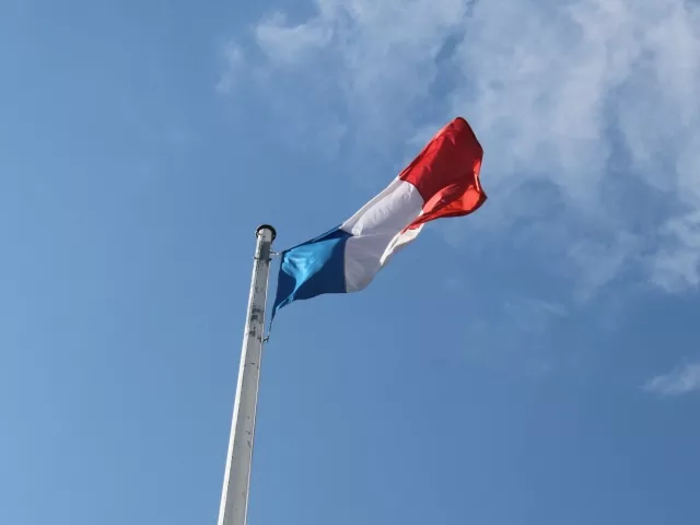 Un drapeau fran&ccedil;ais de la mairie annexe de Givors d&eacute;truit par le feu