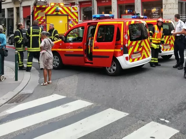 Lyon : un motard et un piéton fauchés par une voiture qui grille un feu rouge