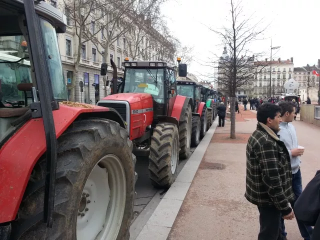 Lyon : un homme a été blessé après avoir effectué plusieurs tonneaux en tracteur