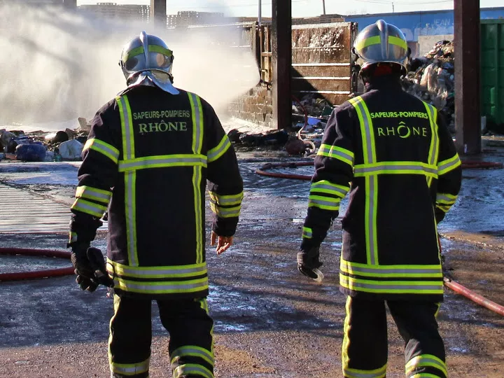 Rhône : une déchetterie victime d'un violent incendie